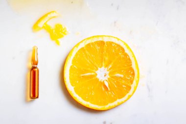 C vitamini, beyaz mermer üzerine doğal yaşlanma karşıtı kozmetik konsepti.