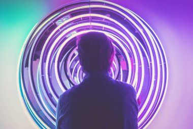 Sanal metaevren içinde insan, sanal oyun ve artırılmış gerçeklik konsepti.