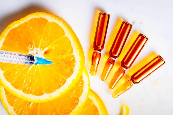 C vitamini, doğal anti aging kozmetik serum ampullas ve şırınga, tonlu