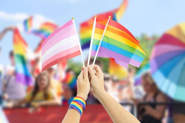 Gay Orgulho Desfile Vista Arco Íris Lgbt Bandeiras Sobre Pessoas — Fotografia de Stock