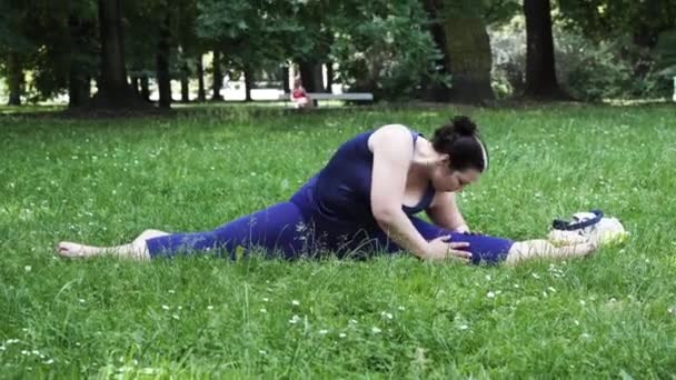 Kobieta Sport Ćwiczenia Utratę Wagi Świeżym Powietrzu Happy Curvy Kobieta — Wideo stockowe