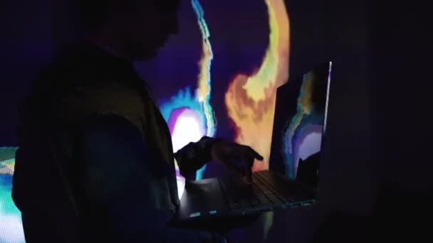 Человек Внутри Виртуального Метавселенной Пространства Виртуальных Игр Дополненной Реальности Творчества — стоковое видео