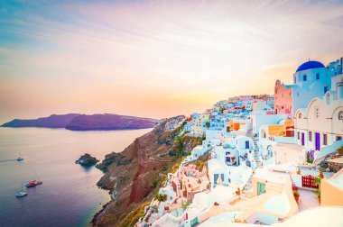 Yunanistan 'ın Santorini adasındaki Oia köyünde gün batımı