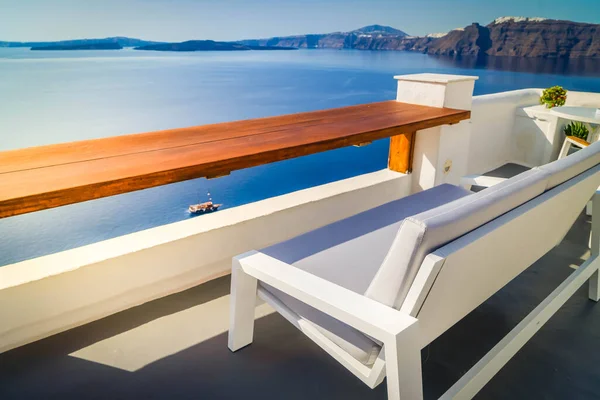 Ontspannen Stoelen Parasol Met Uitzicht Caldera Santorini Griekenland Toned — Stockfoto