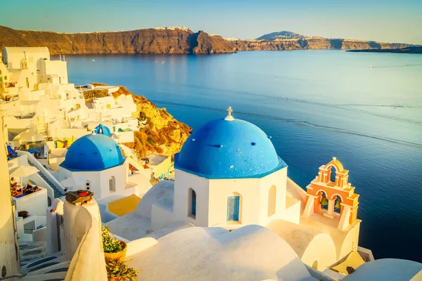 Traditionelles Griechisches Dorf Oia Von Santorin Mit Blauen Kuppeln Gegen — Stockfoto