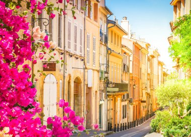 Fransa, Aix en Provence çiçekleriyle dolu eski bir kasaba caddesi