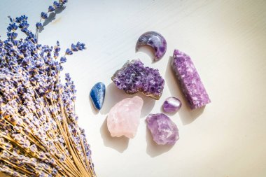Gemstone mineralleri, lavanta çiçekli taşlar ve dikilitaşları. Büyücülük, bitkisel tıp ve şifa, Reiki Kristal Ayini için sihirli şifa taşı, cadılık, ruhani esrarengiz uygulamalar,
