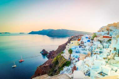 Santorini adasının güzel detayları, Oia köyü kıyı şeridi üzerinde gün batımı, Santorini adası, Yunanistan, Aegan denizi ve güneş ışığı.