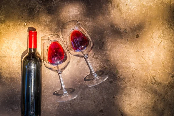 Rotwein Gläsern Und Flaschen Draufsicht Bei Sonnenschein — Stockfoto