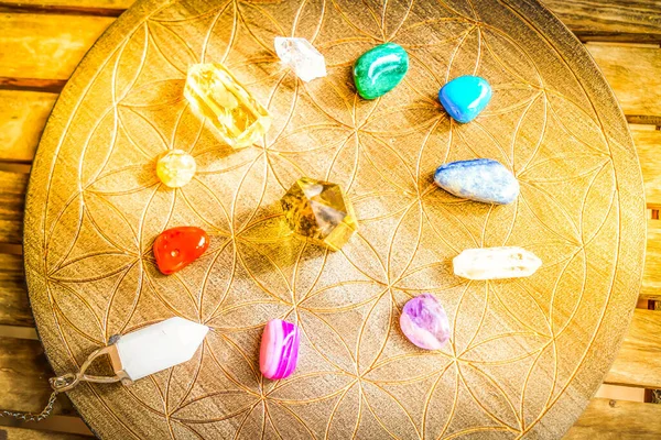 Gemstone 'un mineralleri çiçek şeması üzerinde. Reiki Kristal Ayini için Sihirli Şifa Kayası, Büyücülük, Gün Işığıyla Ruhsal Gizlilik Uygulaması