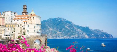 Yaz mevsimi deniz suyu ve çiçeklerle dolu Atrani plajı, İtalya, web pankartı