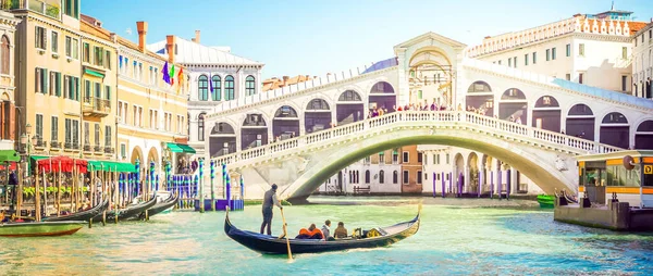 Vista Del Famoso Puente Rialto Con Botes Góndola Venecia Italia — Foto de Stock