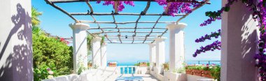 Ravello köyü ve deniz manzarası, İtalya 'nın Amalfi sahili, web pankartı