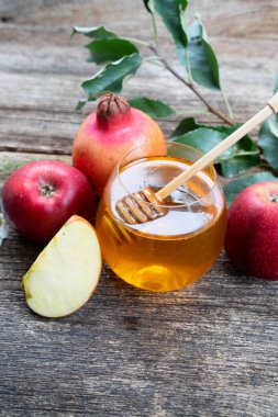 Gül hashana bayramı - arkaplanda elma ve nar bulunan bal kavanozu