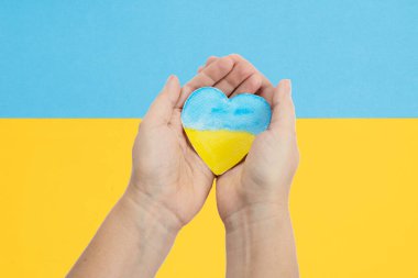 Ukrayna bayrağı renginde kalbi tutan eller, Ukrayna kavramını destekleyen