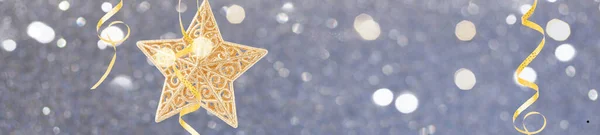 Hanging Golden Christmas Star Dark Silver Bokeh Background Copy Space — Fotografia de Stock