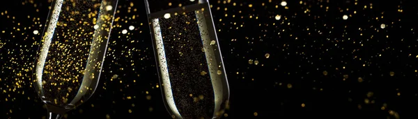 Twee Feestelijke Champagne Glazen Zwarte Achtergrond Met Gouden Bokeh Lichten — Stockfoto