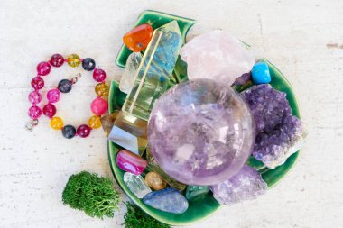 Gemstone 'lar rahatlamak ve meditasyon yapmak için karışıyor. Sihirli top ve mineraller Reiki 'nin yaşam dengesi için, Kristal Ritüeli, Büyücülük, ruhani esrarengiz uygulamalar, üst görünüm.