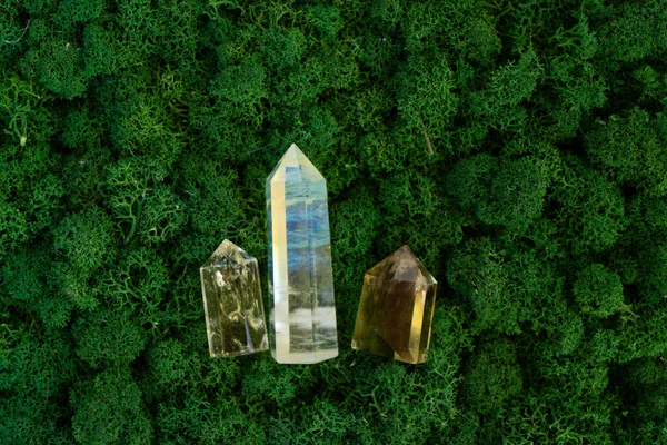Pietre Preziose Minerali Mescolano Misterioso Sfondo Muschio Foresta Naturale Quarzo — Foto Stock