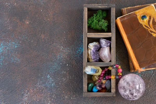 Gemstone rahatlama ve meditasyon için hazır. Sihirli top ve mineraller Reiki 'nin yaşam dengesi için, Kristal Ritüeli' ni iyileştirmek, cadılık, ruhsal esrarengiz uygulamalar. Kopyalama alanı olan düz açı