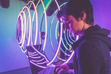 Sanal metaevren içinde insan, sanal oyun ve artırılmış gerçeklik konsepti, dizüstü bilgisayarda oyun oynayan adam.