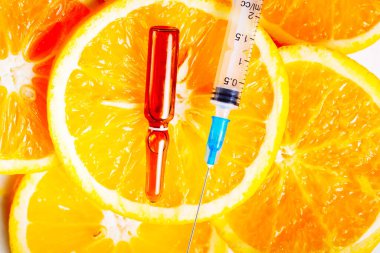 C vitamini, doğal anti aging kozmetik serum ve portakal üzerinden şırınga