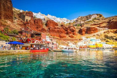 Amoudi Körfezi, Oia Limanı, Santorini Yunanistan güneşli yaz mevsiminde