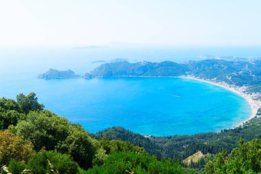 Korfu 'nun popüler plajları. Yunanistan 'ın Korfu adasındaki Agios Georgios Pagon plajında inanılmaz manzara