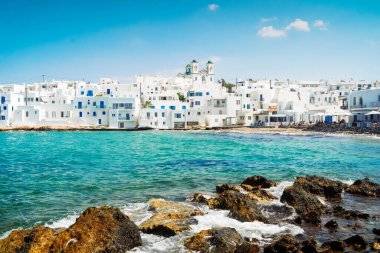 Limandaki Naoussa kasabası, güzel Yunan adaları, güneş ışığıyla Paros Yunanistan