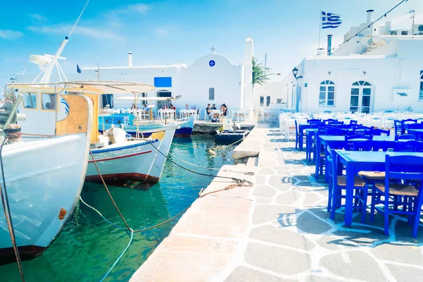 Naoussa Pueblo Con Amarre Barcos Mesas Café Con Sol — Foto de Stock