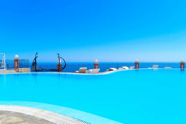 Sonnenliegen Pool Mit Paleokastritsa Strandbucht Hintergrund Korfu Griechenland — Stockfoto