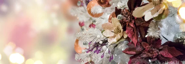 Kerstmis Evergreen Verse Boom Met Vakantie Decoraties Verlichting Met Kopieerruimte — Stockfoto