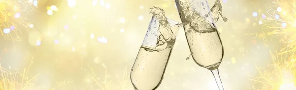 Due Bicchieri Champagne Festivo Sfondo Bokeh Dorato Con Luci Fuochi — Foto Stock