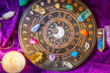 Gemstone 'lar burç işaretçileri için, mineraller de hayat çiçekleri için. Reiki Kristal Ayini için Sihirli Şifa Kayası, Büyücülük, Ruhsal Ezoterik Uygulama