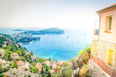 Renkli kıyı ve turkuvaz suyu ile evler, tekneler ve gemiler, cote dAzur Provence, Fransa
