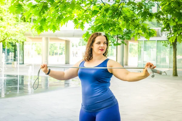 Žena Sport Cvičení Hubnutí Čerstvém Vzduchu Happy Curvy 40S Žena — Stock fotografie