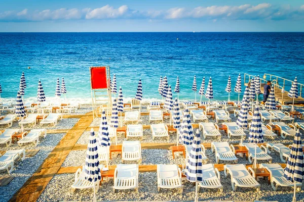 Turquiose Water Cote Dazur Striped Beach Umbrellas Summer Nice Scenery — Stock Photo, Image