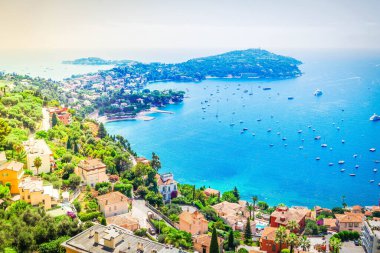 Renkli kıyı ve tekneleri ve gemileri olan berrak su, cote dAzur Provence, Fransa