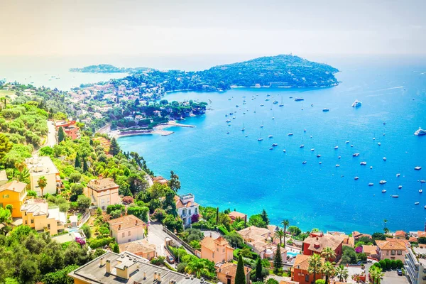 Renkli kıyı ve tekneleri ve gemileri olan berrak su, cote dAzur Provence, Fransa