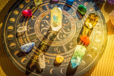 Gemstone mineralleri obeliskler astrolojik çizelge üzerinde kürek çekerler. Reiki Kristal Ayini için Sihirli Şifa Kayası, Büyücülük, Ruhsal Ezoterik Uygulama