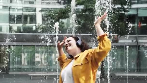 Щаслива Пишна Жінка Місті Плюс Розмір Брюнетка Дама Кучерявим Сірим — стокове відео
