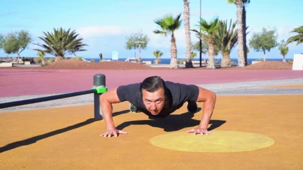 Sport Workout Caucasian Men Flexing Outdoor Sports Ground — Αρχείο Βίντεο