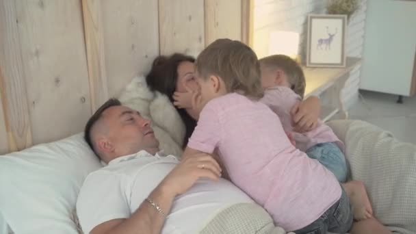 Gelukkige Ouders Met Twee Kleine Kinderen Jongens Rennen Naar Slapende — Stockvideo