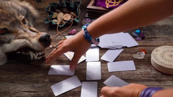 Fortune Telling Tarot Cards Μάγισσα Χέρι Ανοίγει Κάρτες Χρησιμοποιείται Marseille — Αρχείο Βίντεο