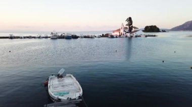 Valcherna Manastırı 'nda sabahın erken saatlerinde deniz suyunda dalgalanmalar, Korfu Yunanistan