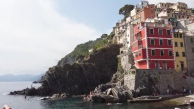 İtalya Cinque Terre 'de demirlemiş tekneleri olan Riomaggiore resimli bir kasaba.