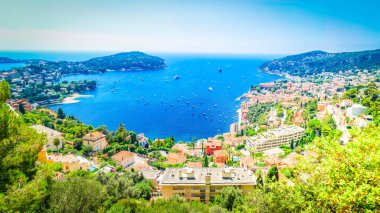 Renkli sahil ve turkuvaz su evleri ve gemileri, Cote dAzur Provence, Fransa