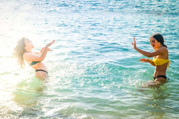 Gelukkig Tiener Meisjes Hebben Plezier Zomer Strand Zwemmen Spetteren Het — Stockfoto