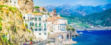 Yaz Atrani Amalfi tatil beldesi Thyrenian deniz suyu, İtalya, web pankartı formatı