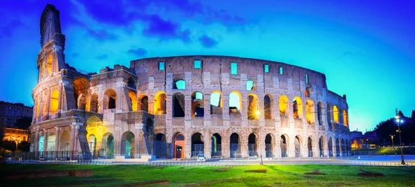 Gece Roma Talya Yeşil Çimenli Colosseum Manzarası Web Pankartı Biçimi — Stok fotoğraf